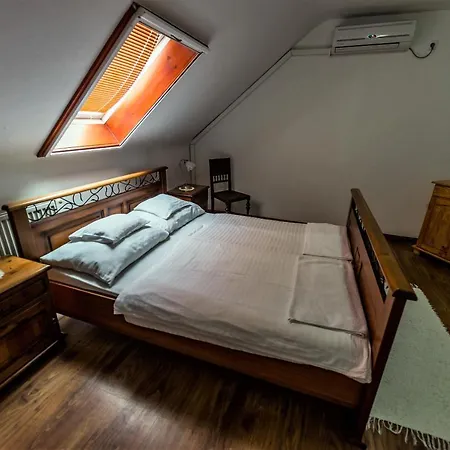 Bastya Panzio Es Etterem Penzion Mezopeterd