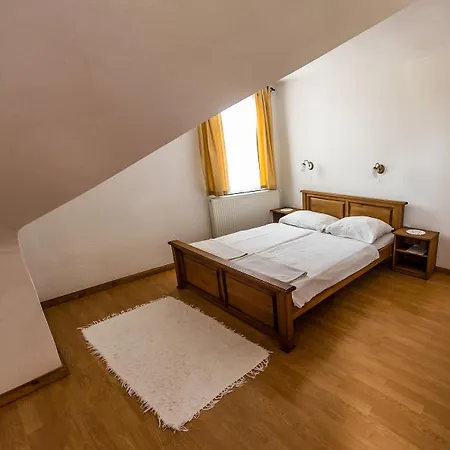 Bastya Panzio Es Etterem 3* Mezopeterd