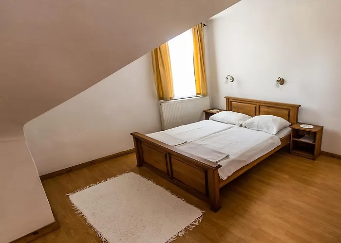 Bastya Panzio Es Etterem 3* Mezopeterd