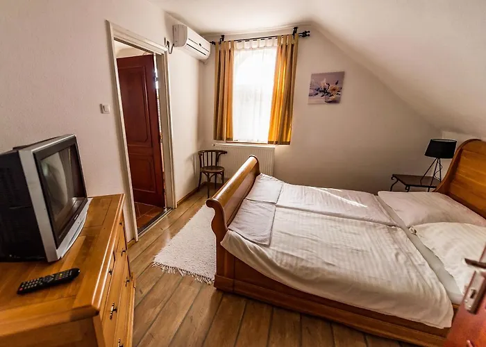 Bastya Panzio Es Etterem 3* Mezopeterd